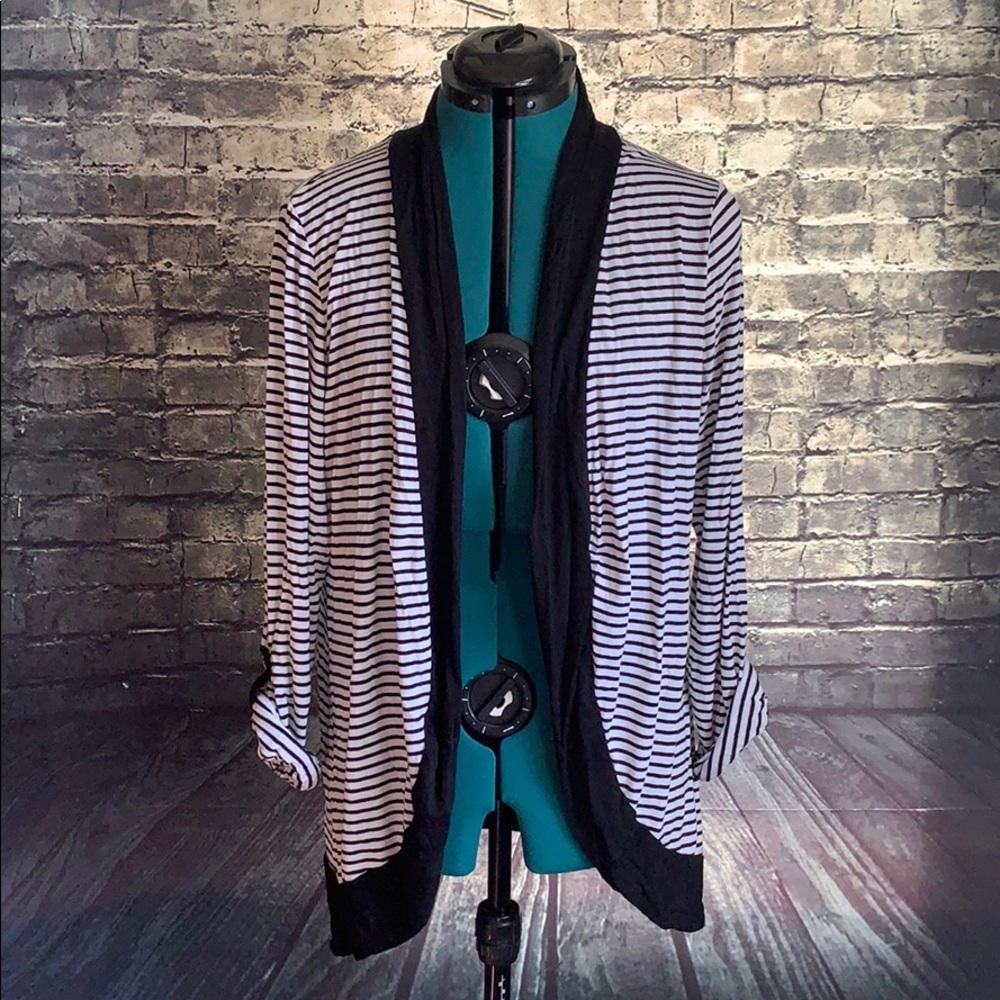 Adorable striped Maternity cover.